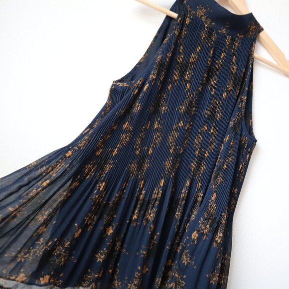 1. State Accordion Pleat Halter Top | S - Picture 2 of 8